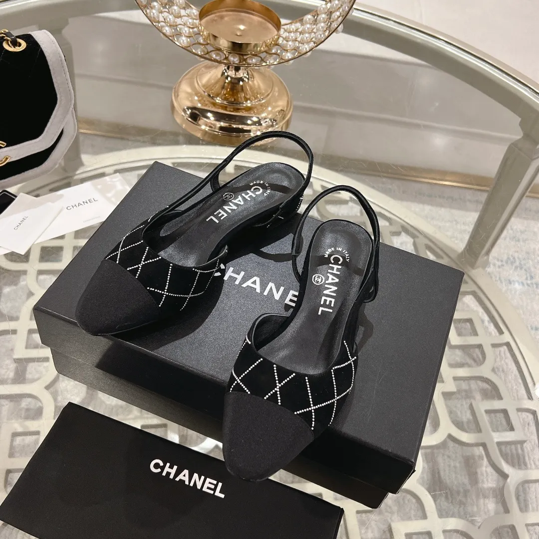 👟👟Ex-factory price 540👟👟 CHANEL Xiangjia 25vs spring and summer new fashion sandals series... Chanel is a very comprehensive noble fashion lifestyle brand. The same models are sold by major fashion bloggers and celebrities in Hong Kong, the United States, and other countries. They are simply beautiful. I fall in love with elegance and the playful sense of the future. I want to own them right away just by looking at them. But you can really think about a pair of exquisite high heels. This series is specially designed for extraordinary and indifferent ladies to create a unique overall effect. CHANEL designs products that inspire women to move forward and highlight their charm... 1️⃣Material: original customized high mercerized sheepskin 2️⃣Inner lining: original customized imported sheepskin 3️⃣Feet: original customized imported sheepskin 4️⃣Outsole: genuine leather sole imported from Italy 5️⃣Heel height: 2.5cm/6.5cm/9cm 6️⃣Number: 34-43 (34.40.41.42.43 customized is not returnable) 7️⃣Packaging: The latest and exquisite full set of packaging at the counter